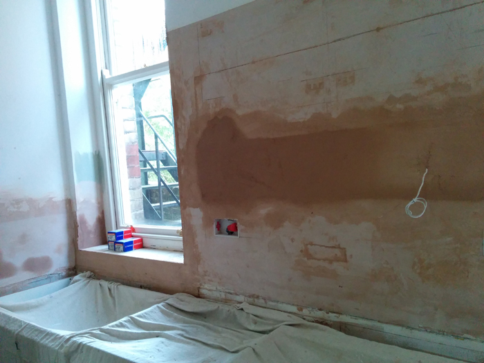 wall between windows, first plaster fix
